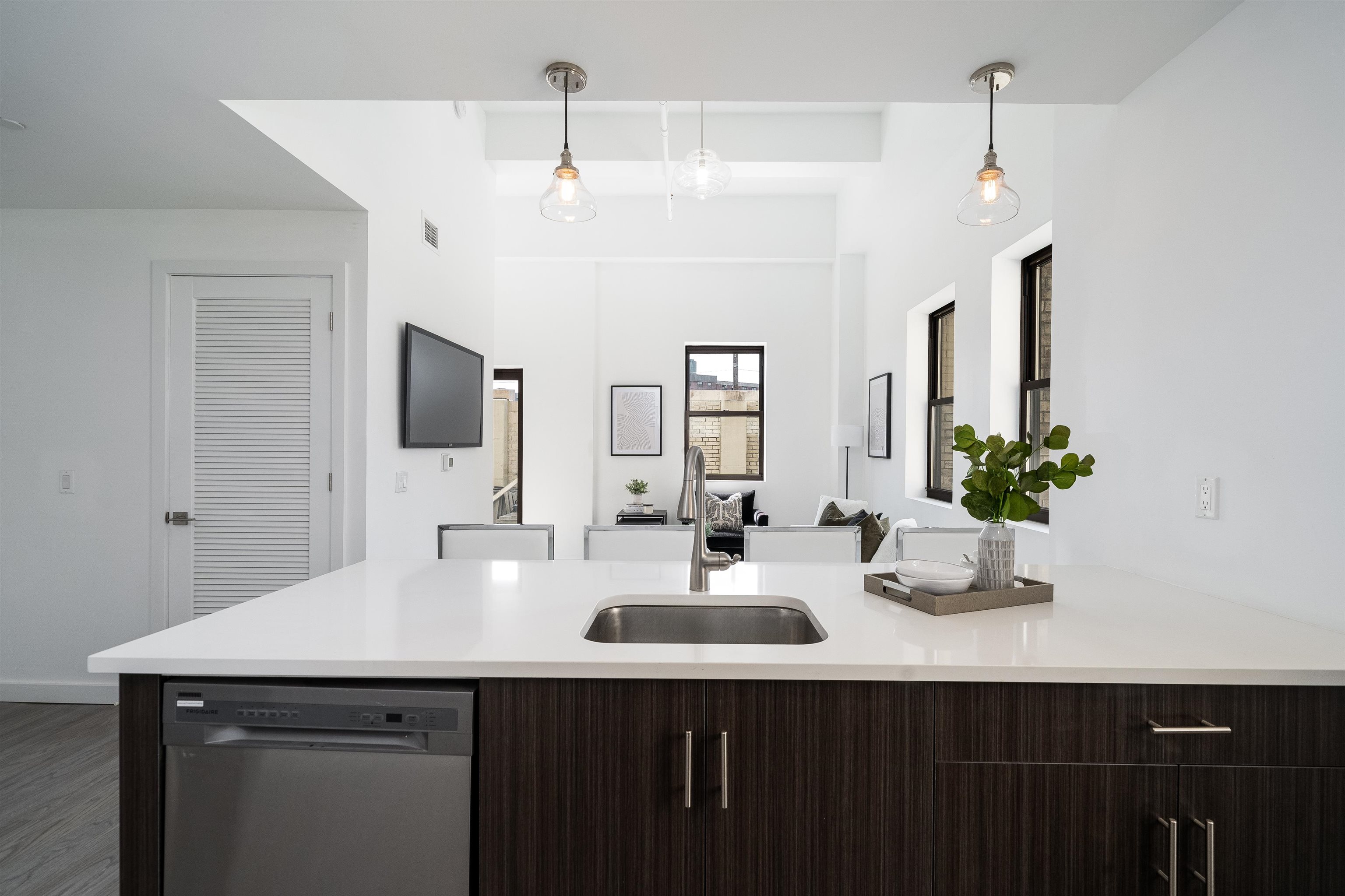 201 CORNELISON AVE Unit: 301