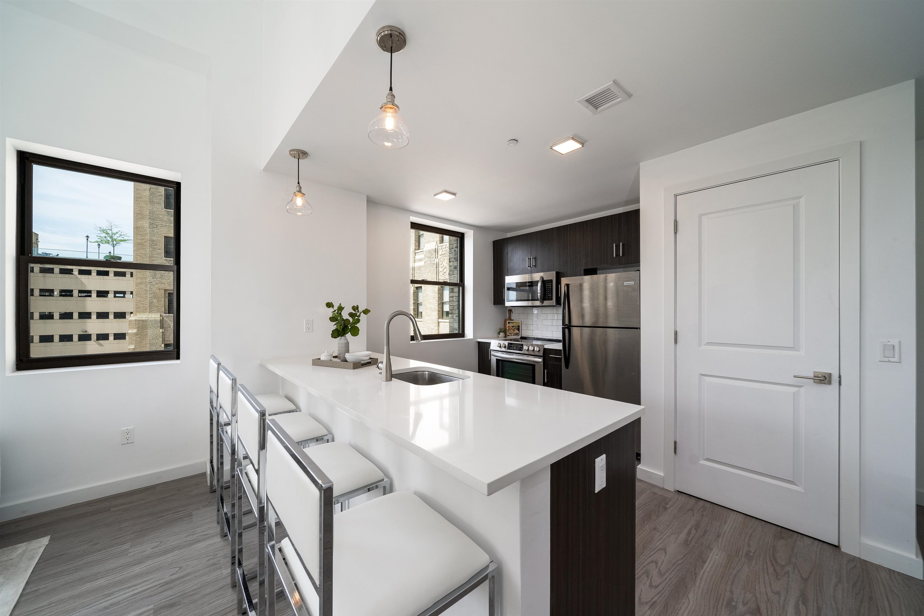 201 CORNELISON AVE Unit: 301