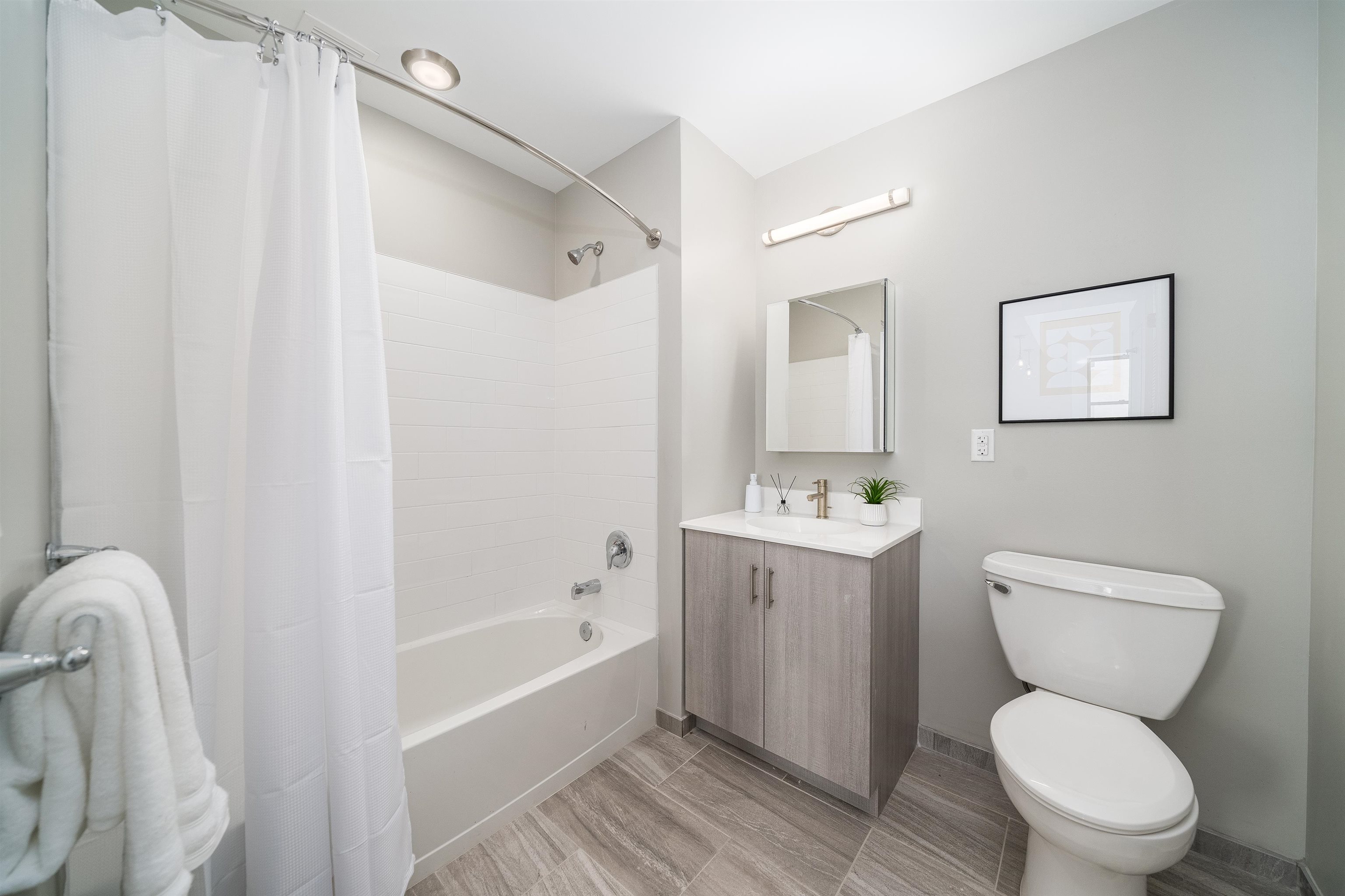 201 CORNELISON AVE Unit: 301