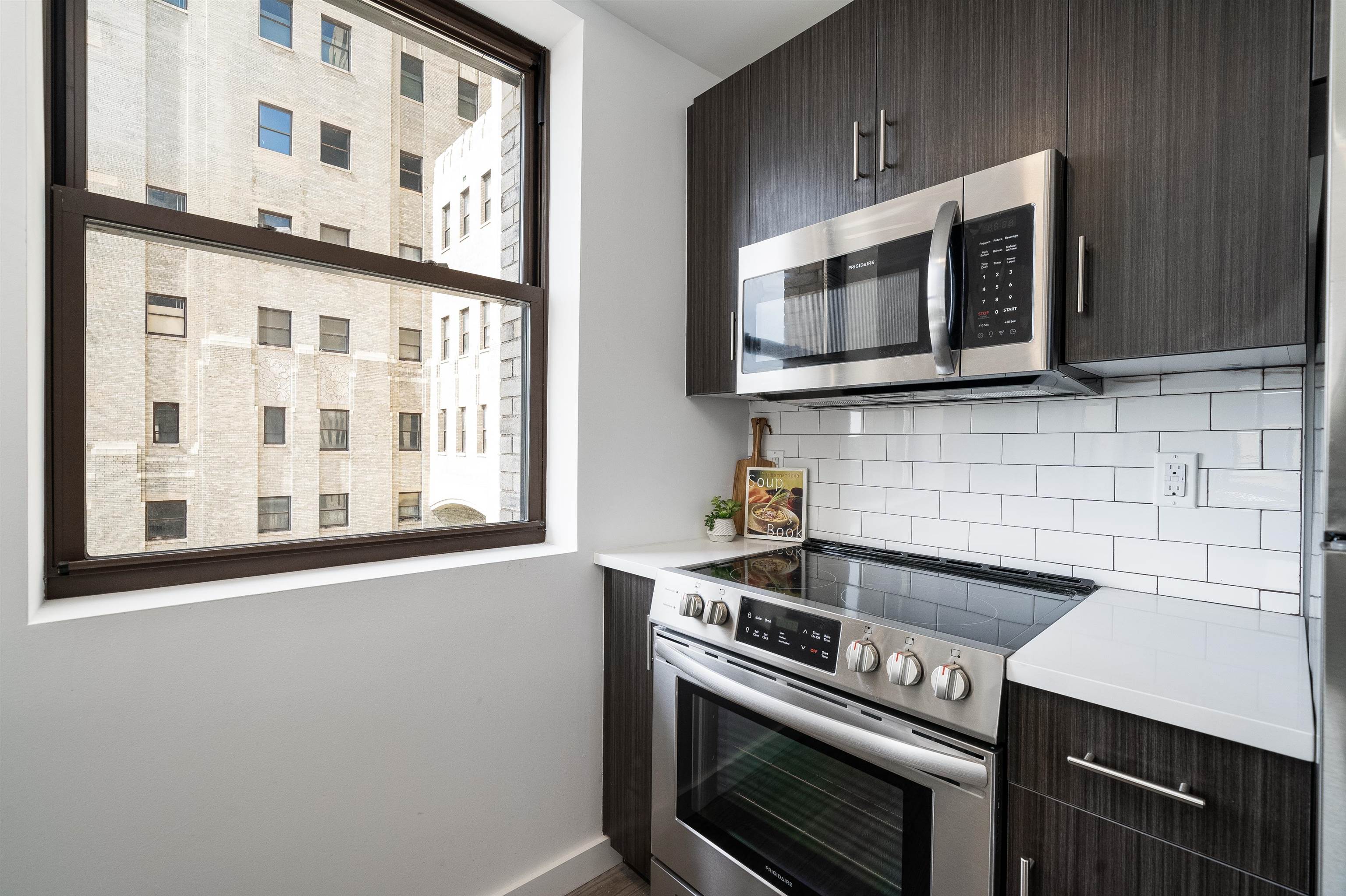 201 CORNELISON AVE Unit: 301