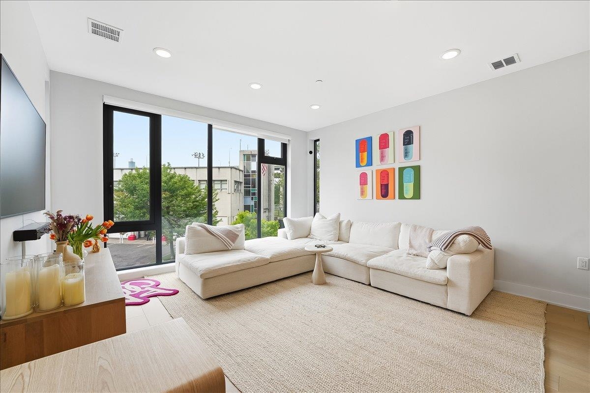 338 NEWARK AVE Unit: 204