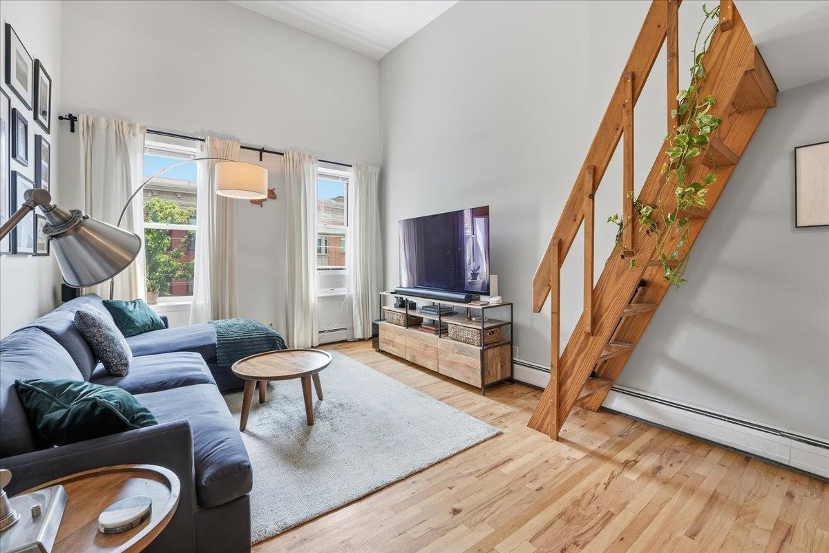 226 1ST ST Unit: 401 (4A)