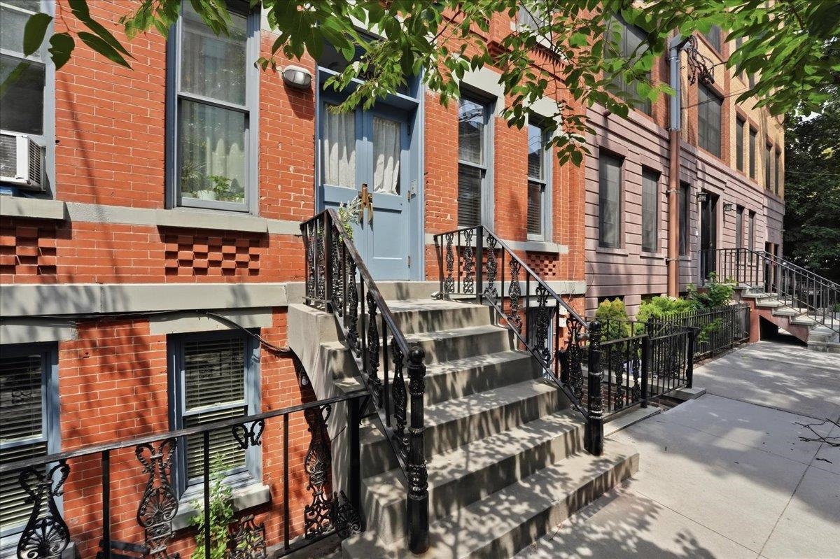 226 1ST ST Unit: 401 (4A)