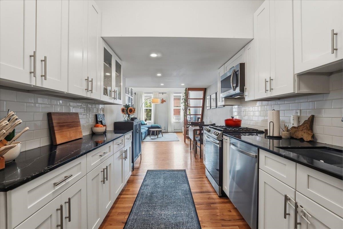 226 1ST ST Unit: 401 (4A)