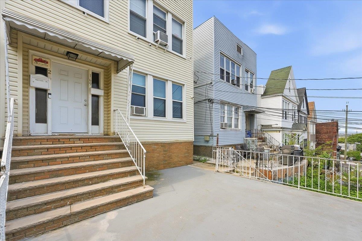 169 ZABRISKIE ST Unit: 1