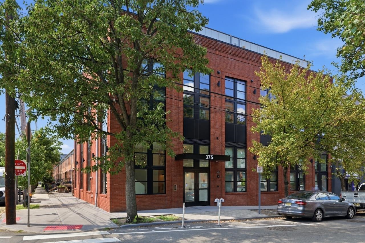 375 MONMOUTH ST Unit: 201