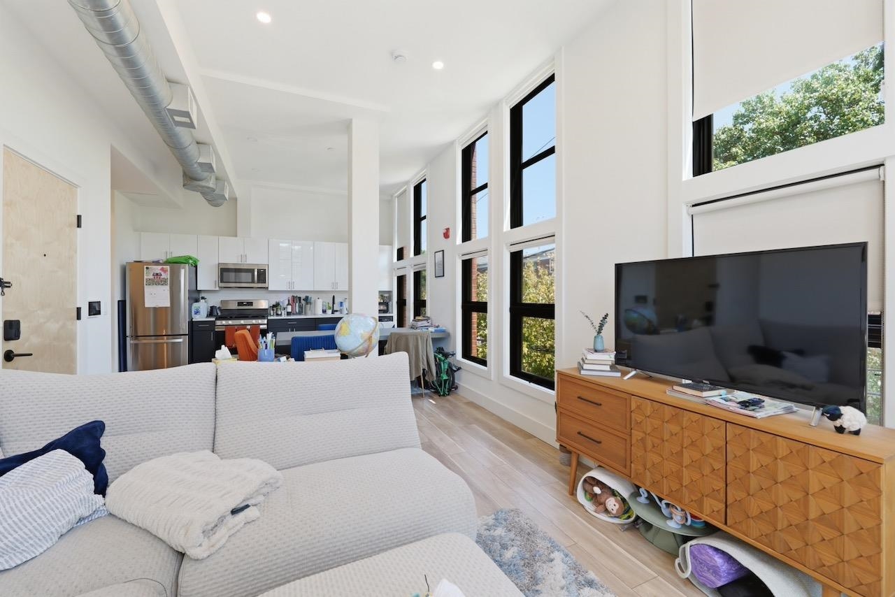 375 MONMOUTH ST Unit: 201