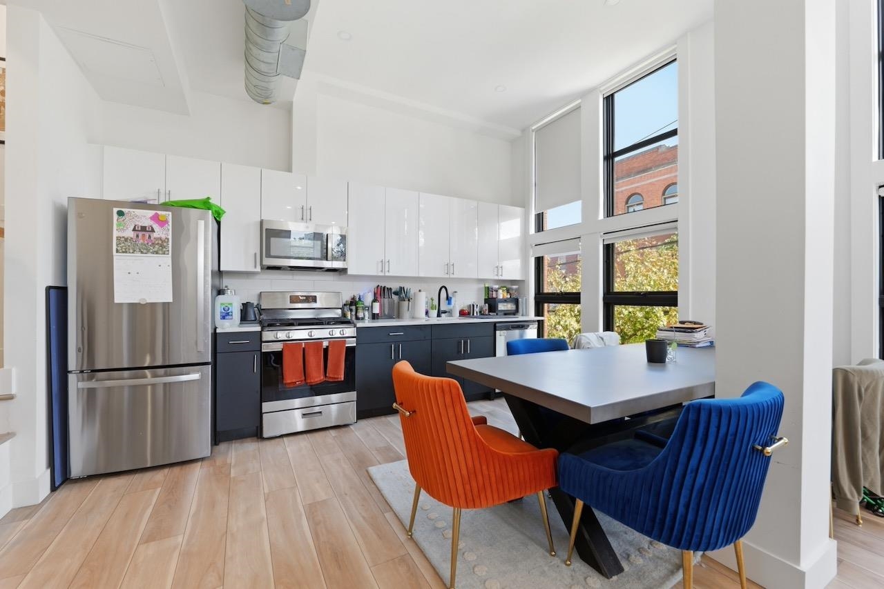 375 MONMOUTH ST Unit: 201
