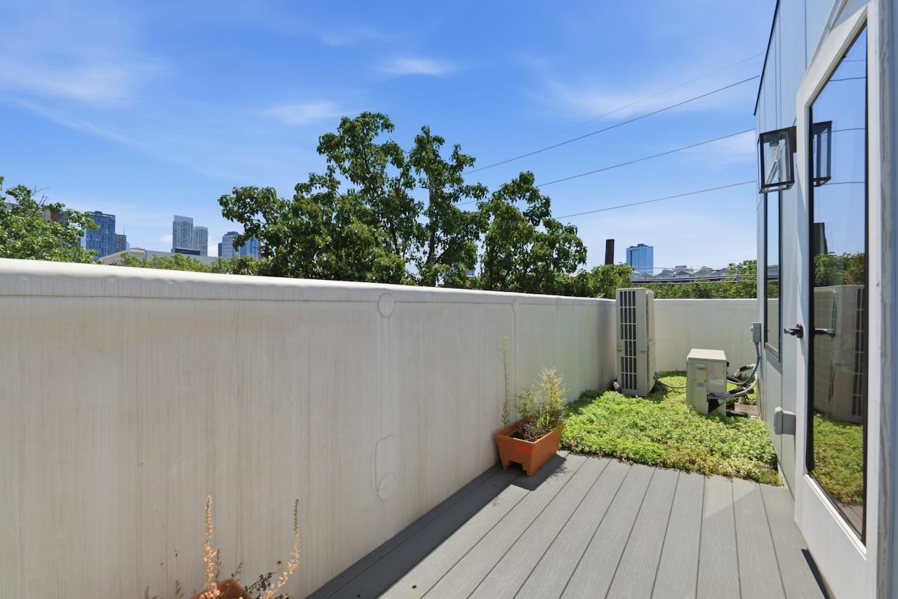 375 MONMOUTH ST Unit: 201