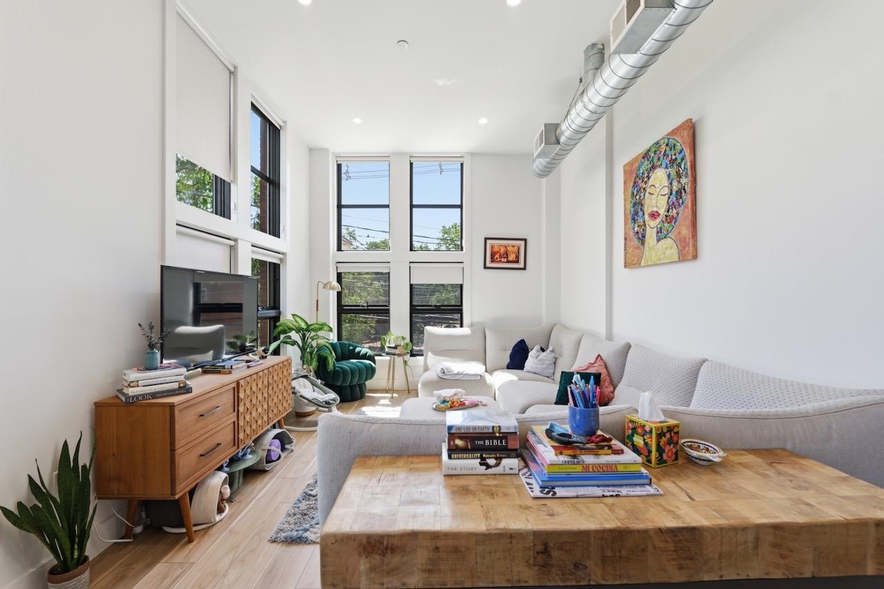 375 MONMOUTH ST Unit: 201