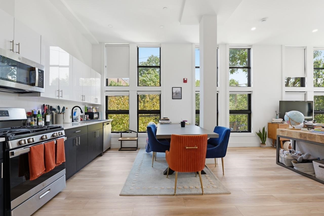 375 MONMOUTH ST Unit: 201