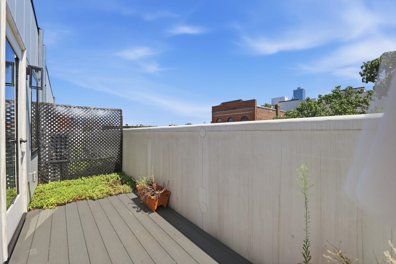 375 MONMOUTH ST Unit: 201