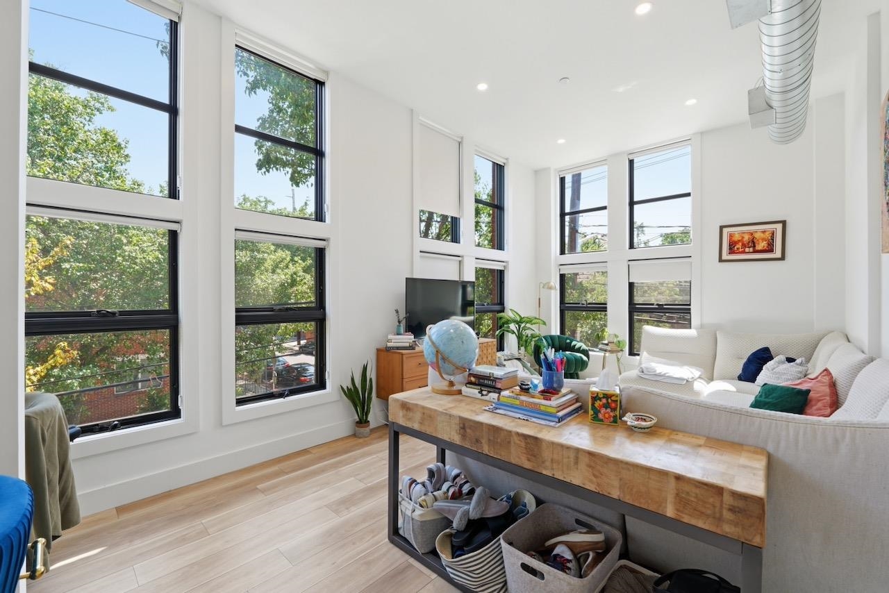375 MONMOUTH ST Unit: 201