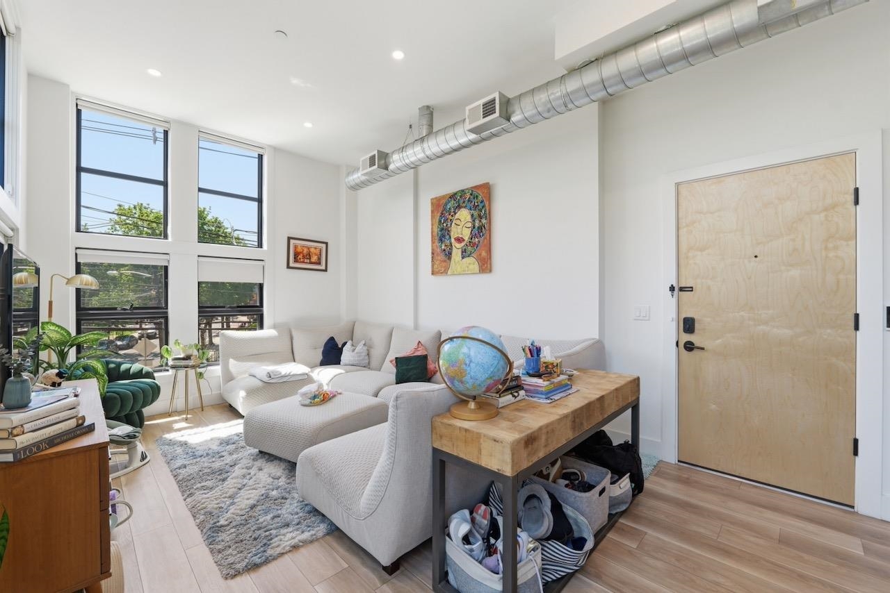 375 MONMOUTH ST Unit: 201