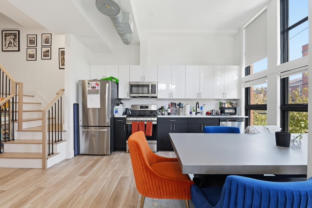 375 MONMOUTH ST Unit: 201
