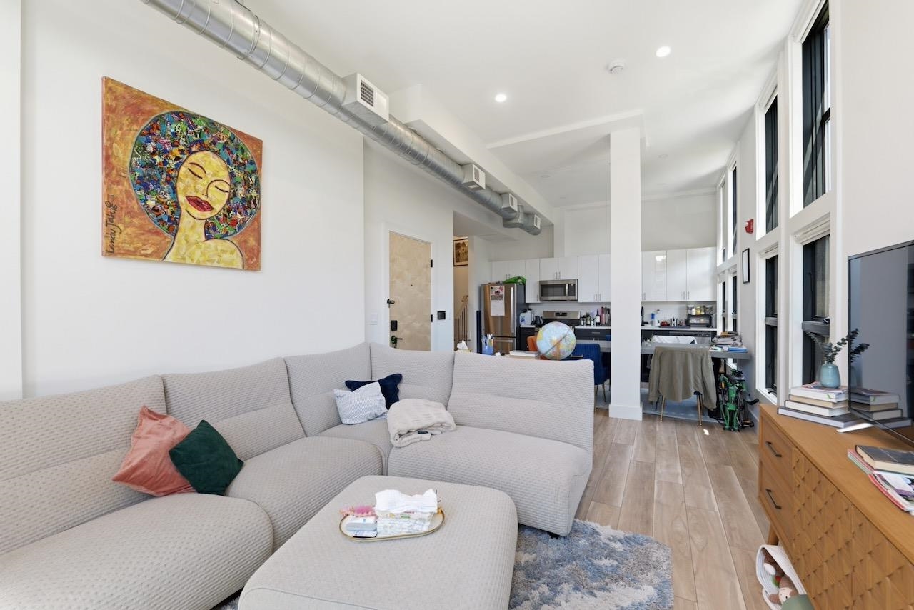 375 MONMOUTH ST Unit: 201