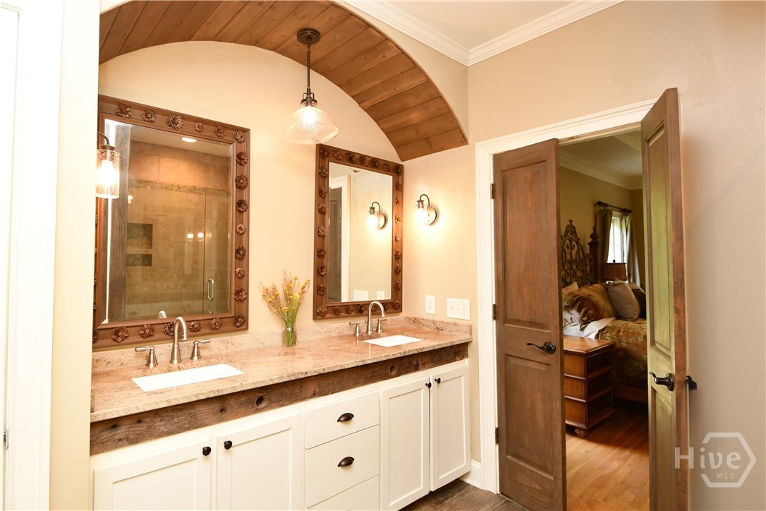 1160 Oaklake Terrace