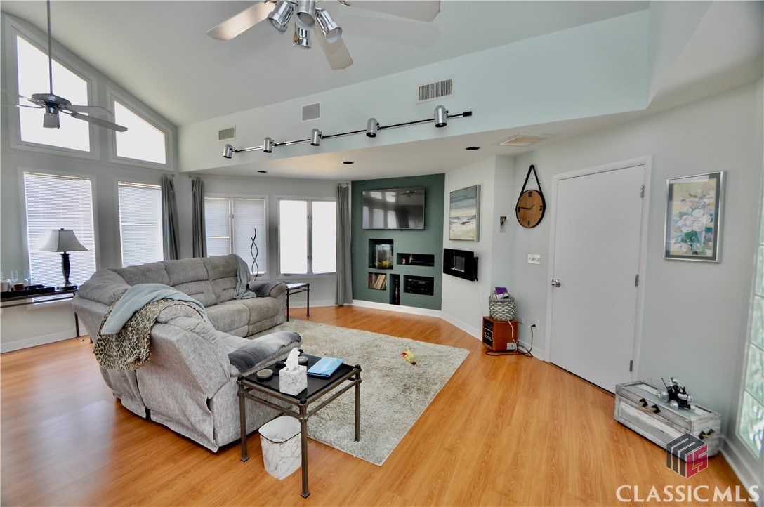 1250 Pete Dickens Road