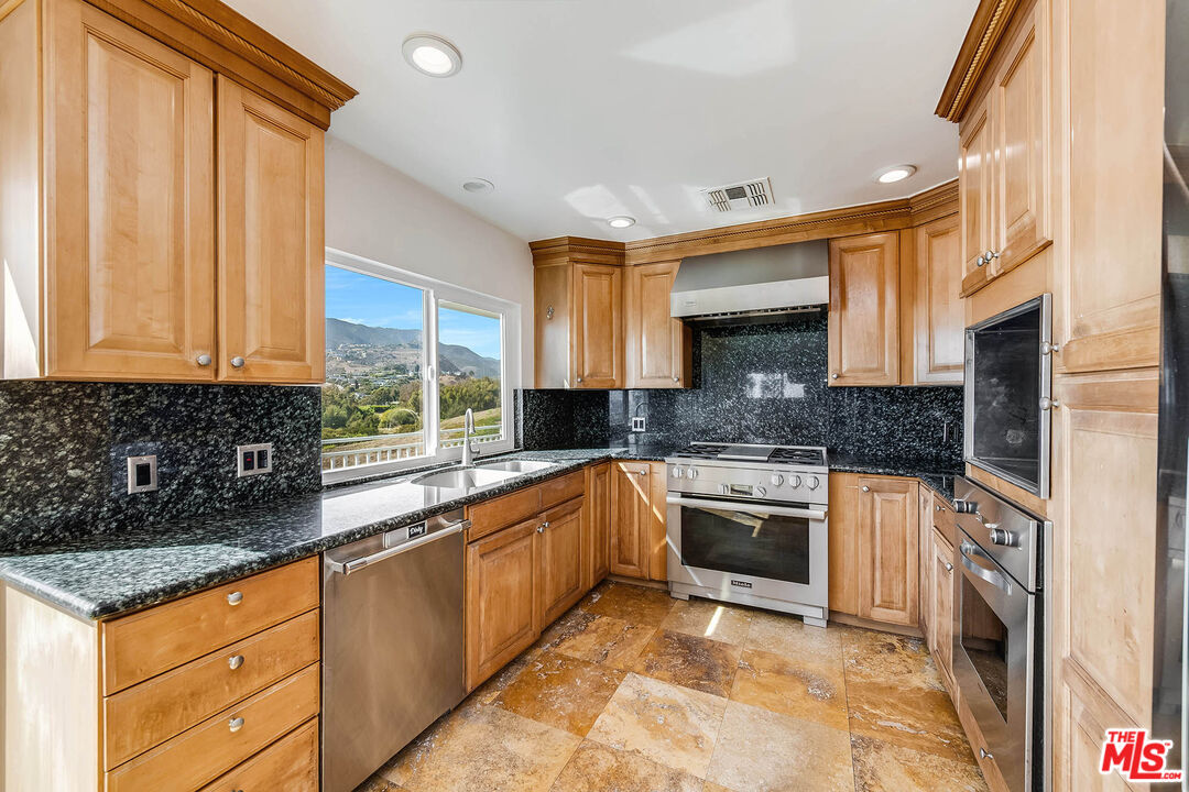 6457 Surfside Way