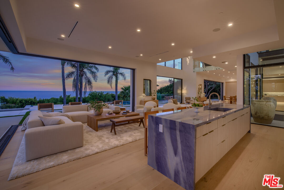 4732 Avenida Del Mar