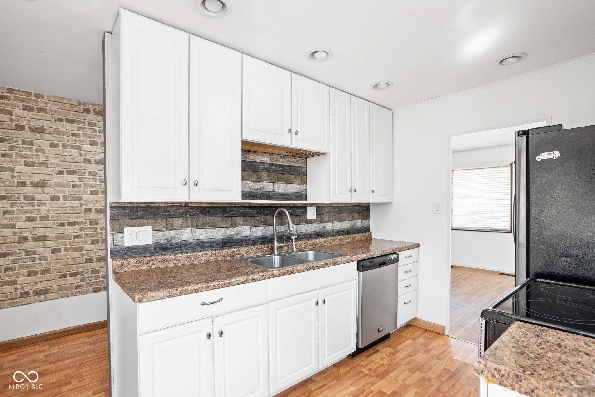 7 W William Drive
