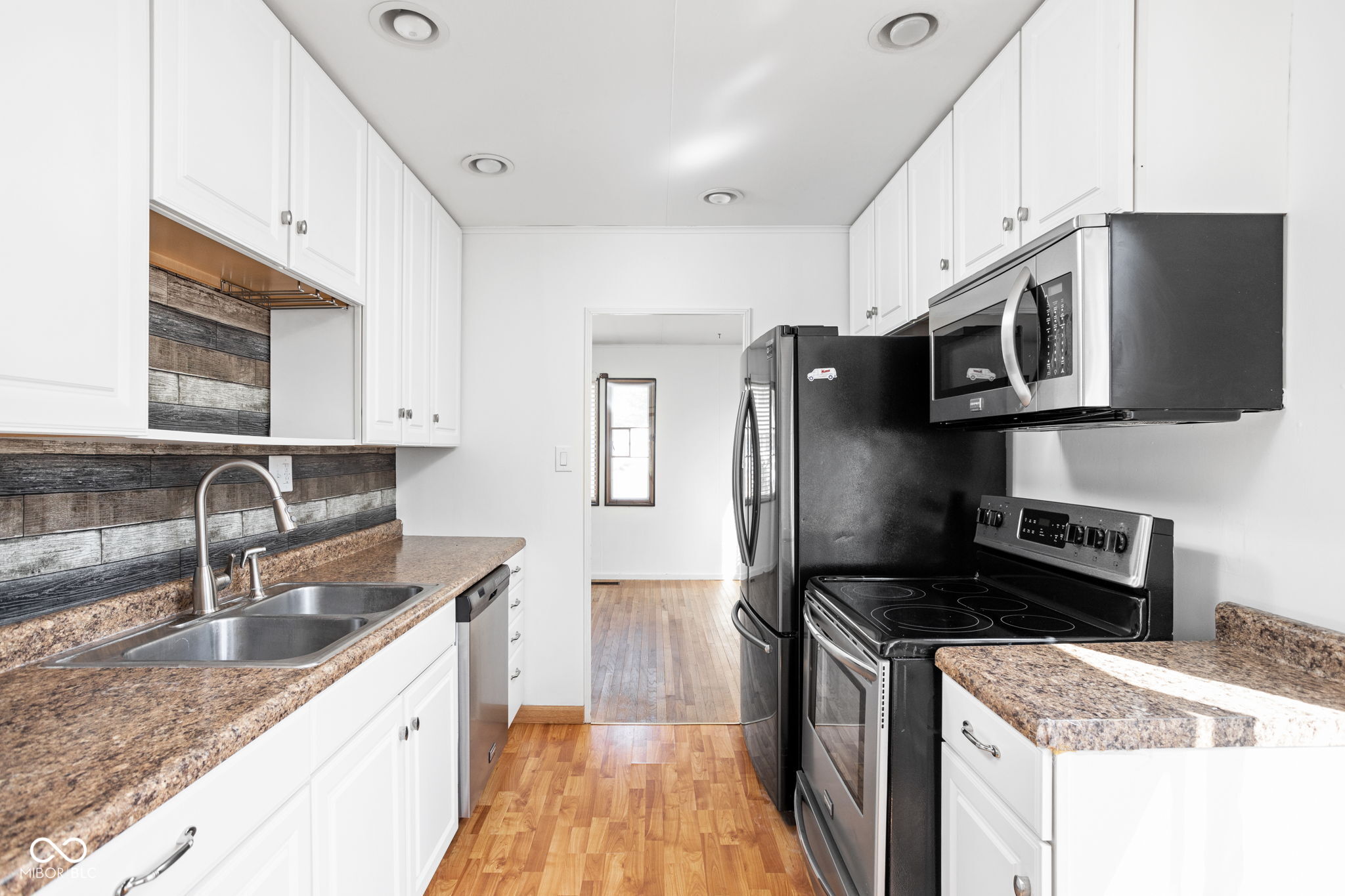 7 W William Drive