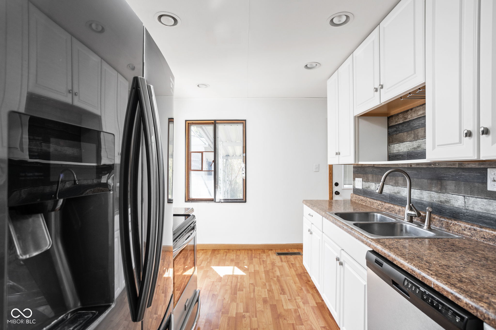 7 W William Drive