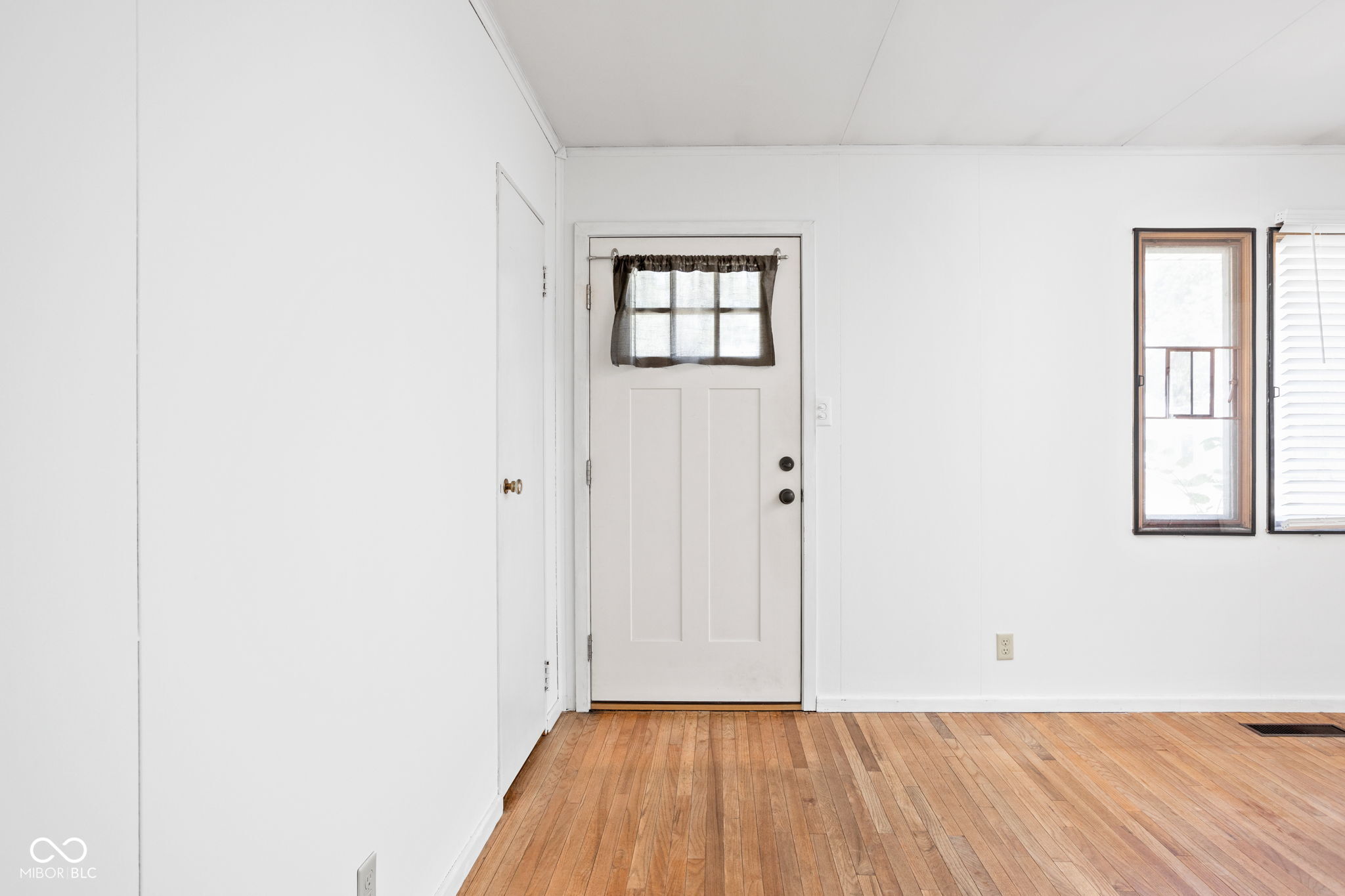 7 W William Drive