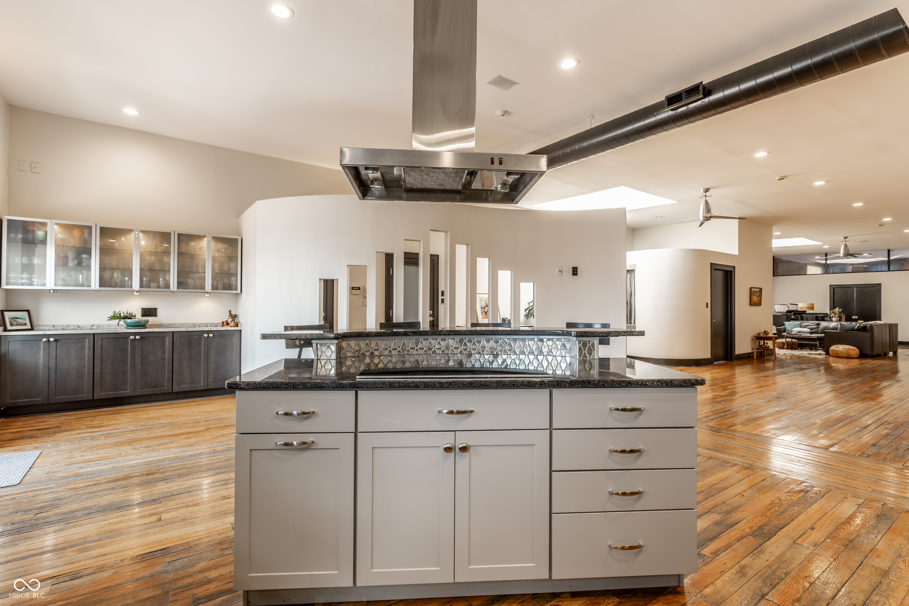 647 E 11th Street Unit: 4