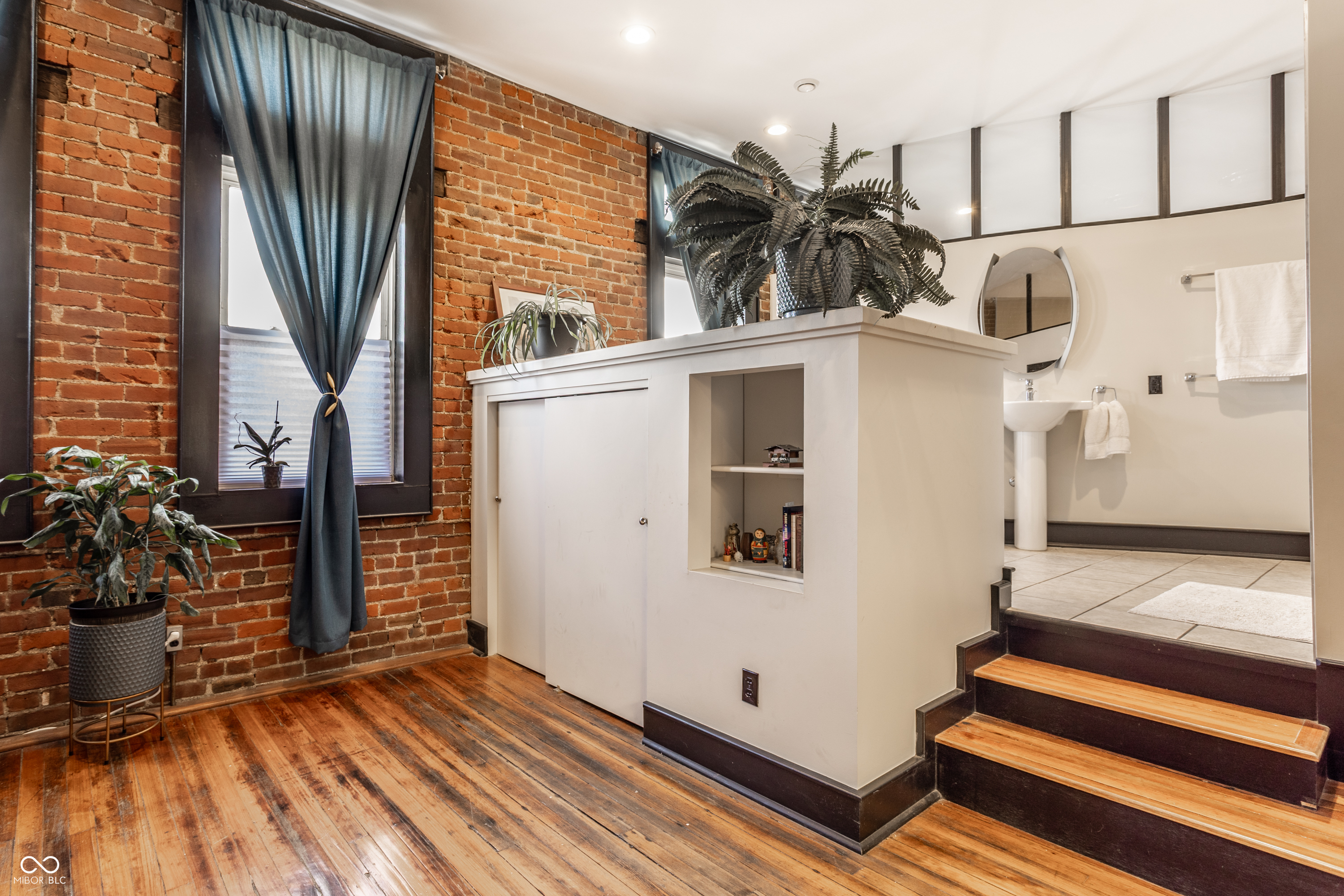 647 E 11th Street Unit: 4