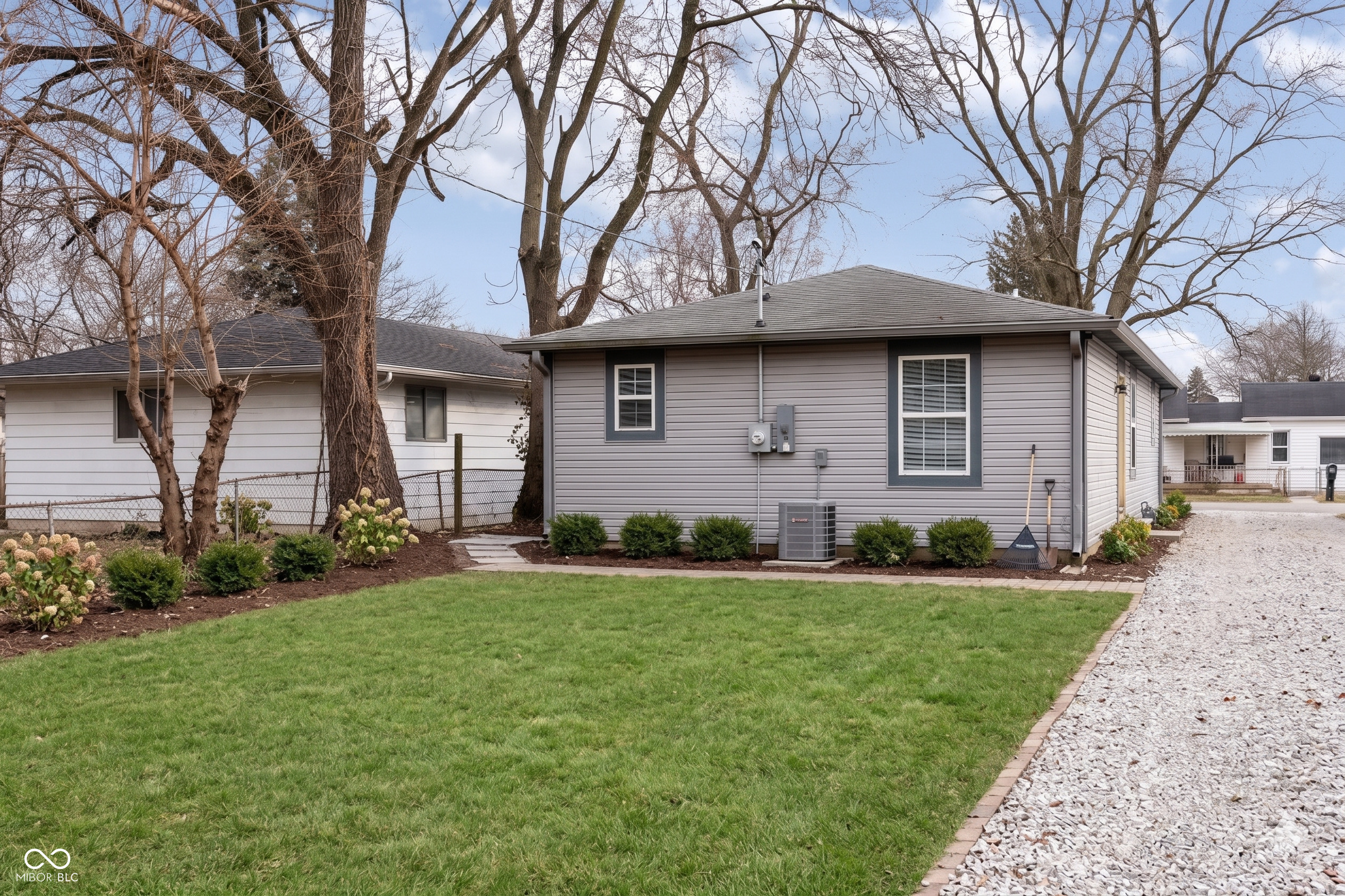 4156 W Bertha