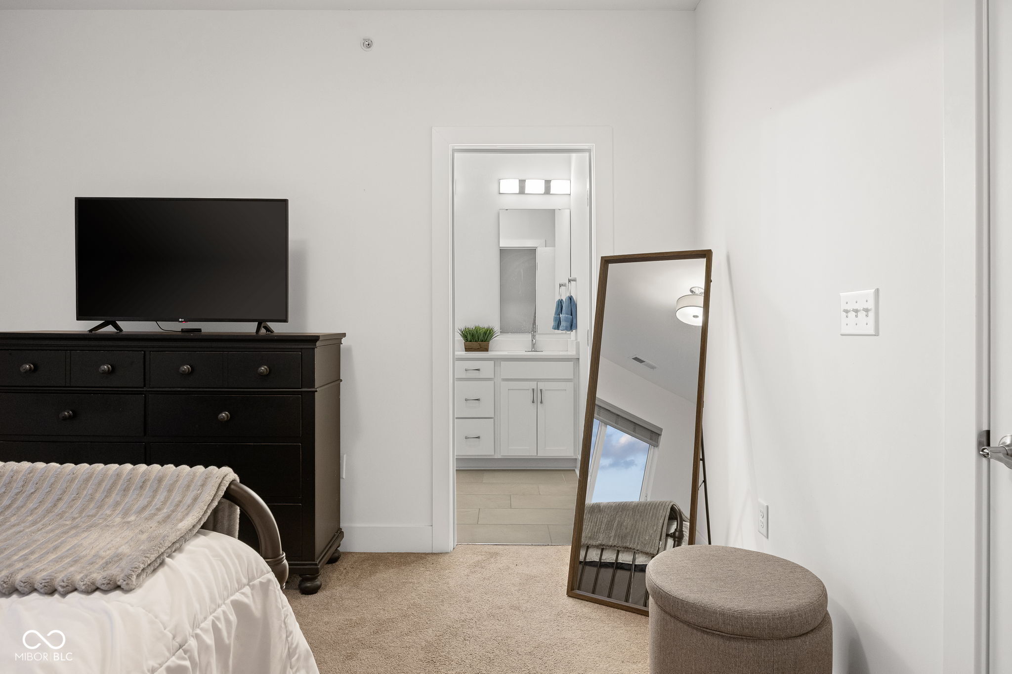 727 N Illinois Street Unit: 204