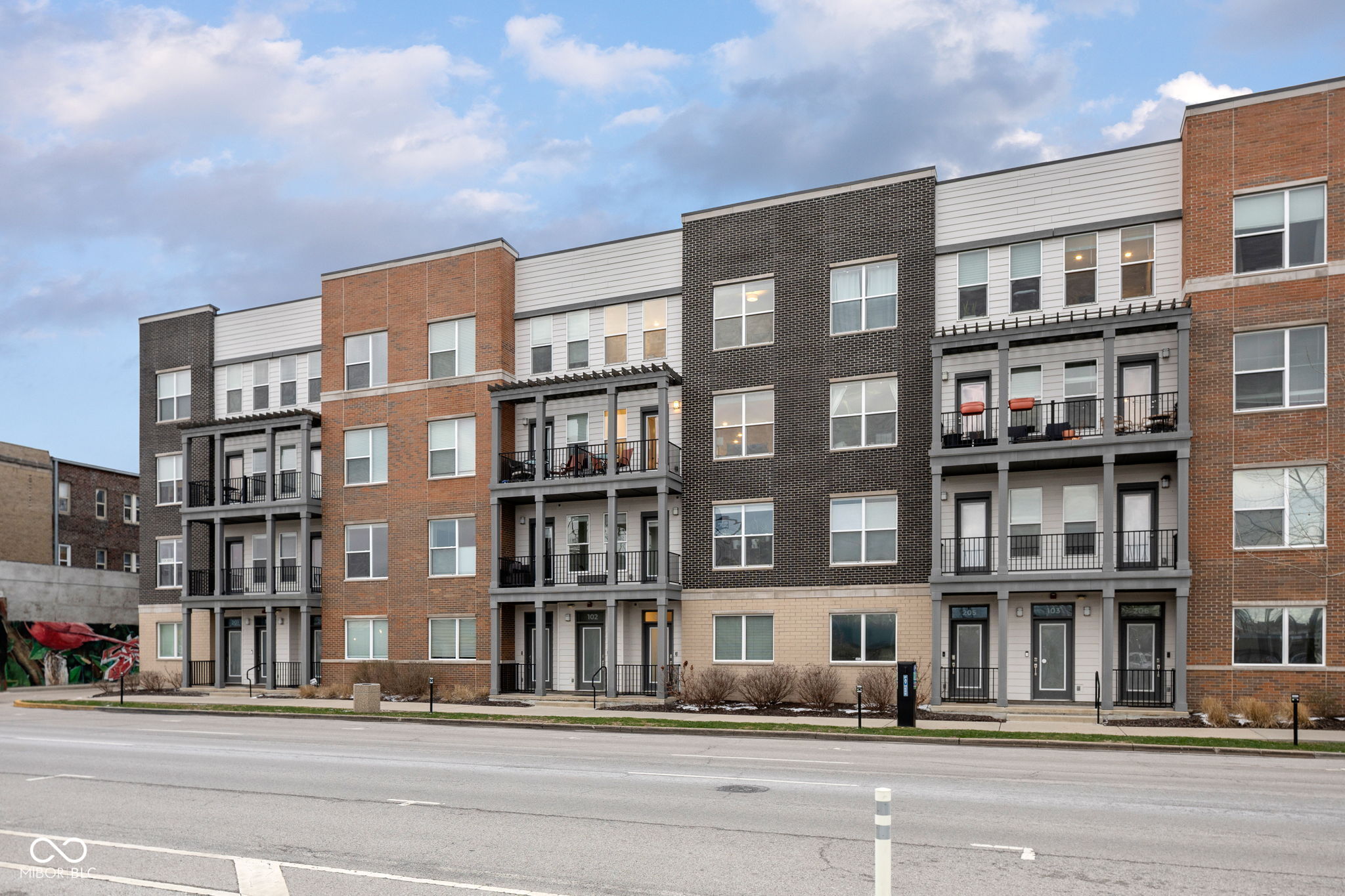 727 N Illinois Street Unit: 204