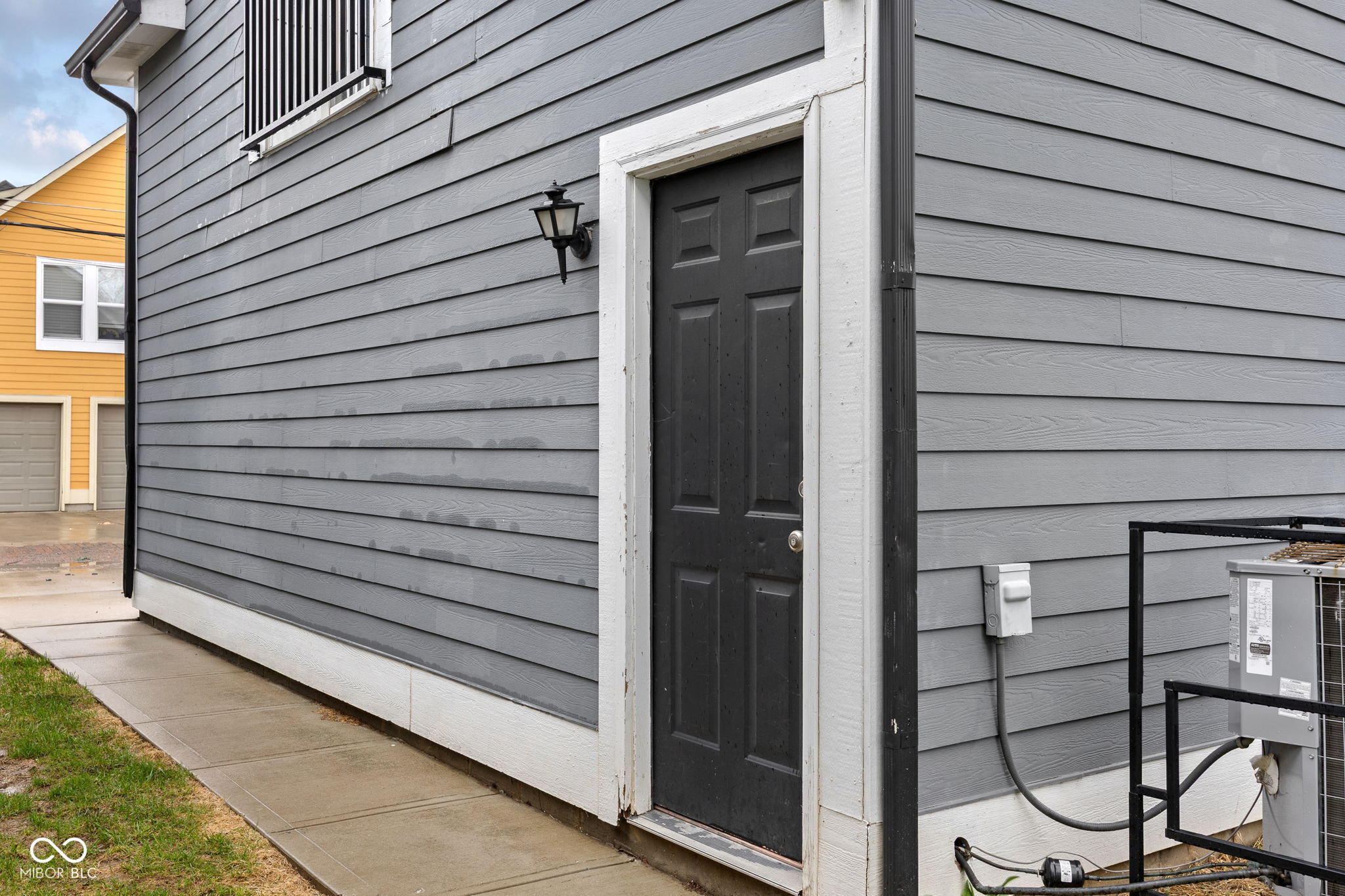 2038 N College Avenue