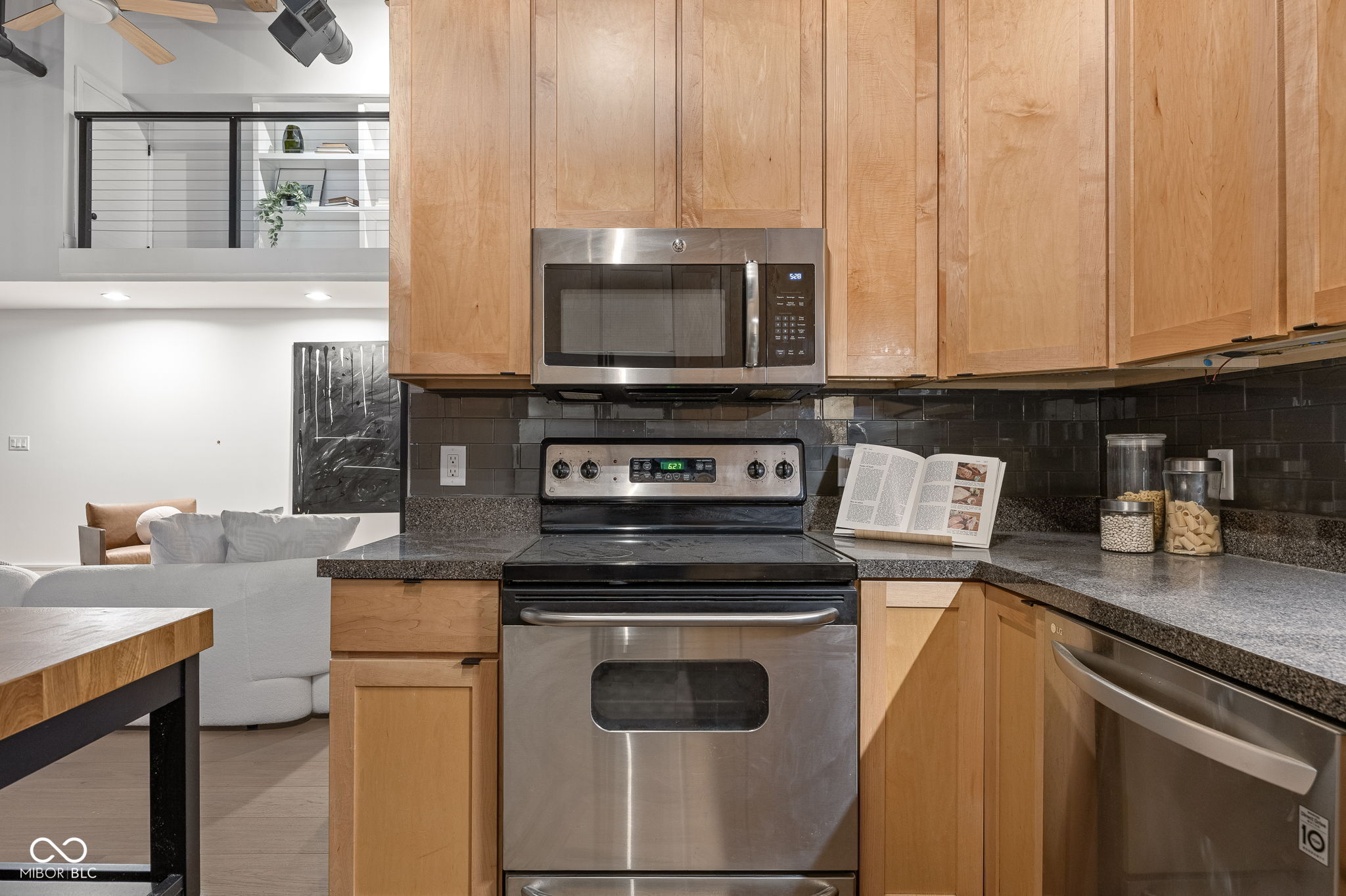 735 Lexington Avenue Unit: 11
