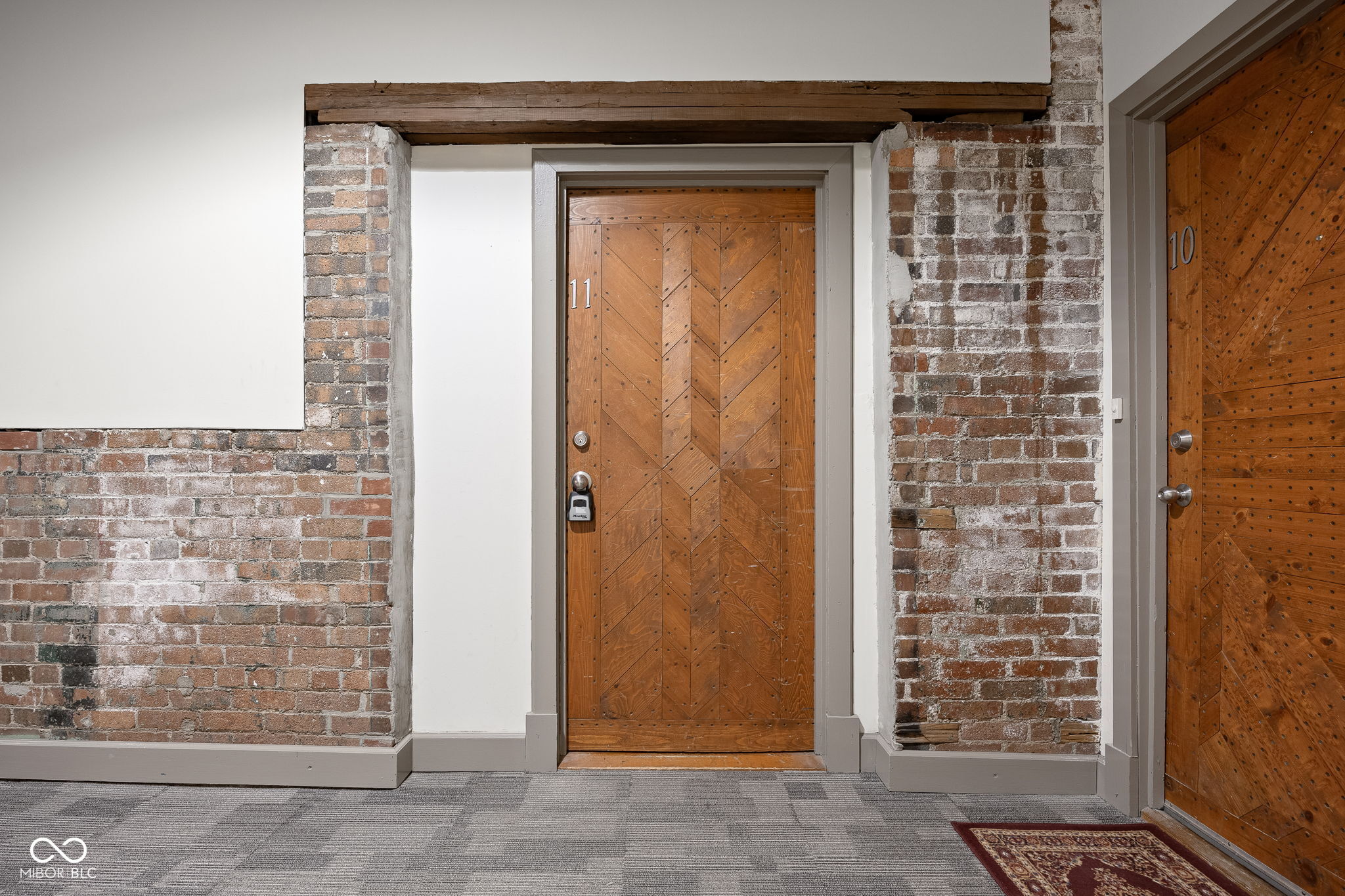 735 Lexington Avenue Unit: 11