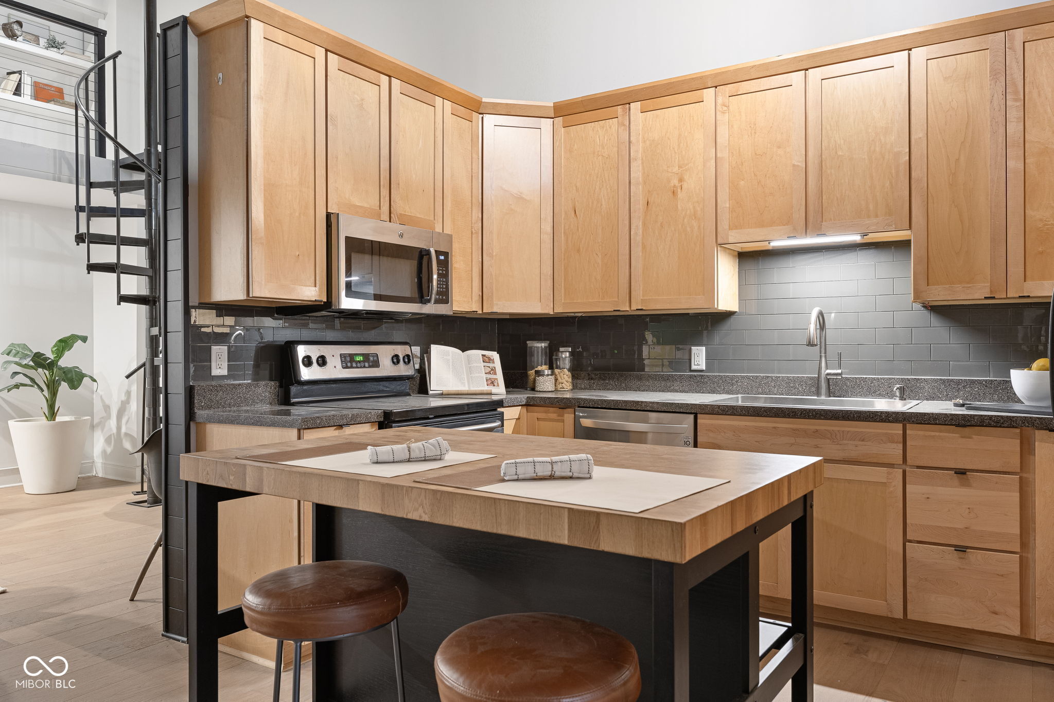735 Lexington Avenue Unit: 11