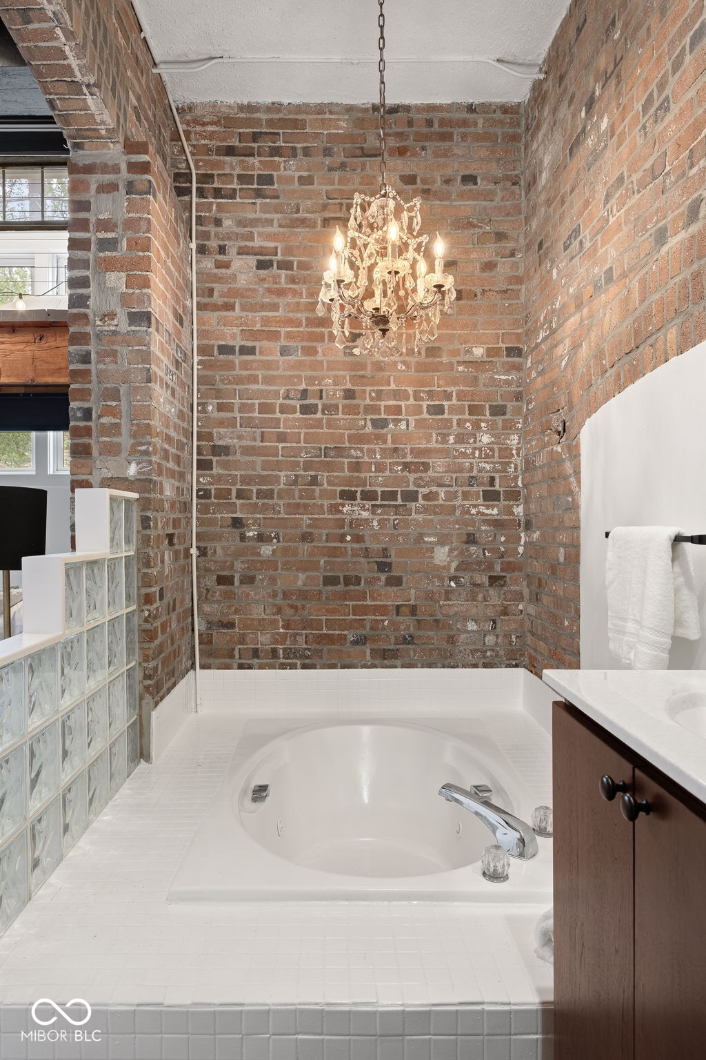 735 Lexington Avenue Unit: 11