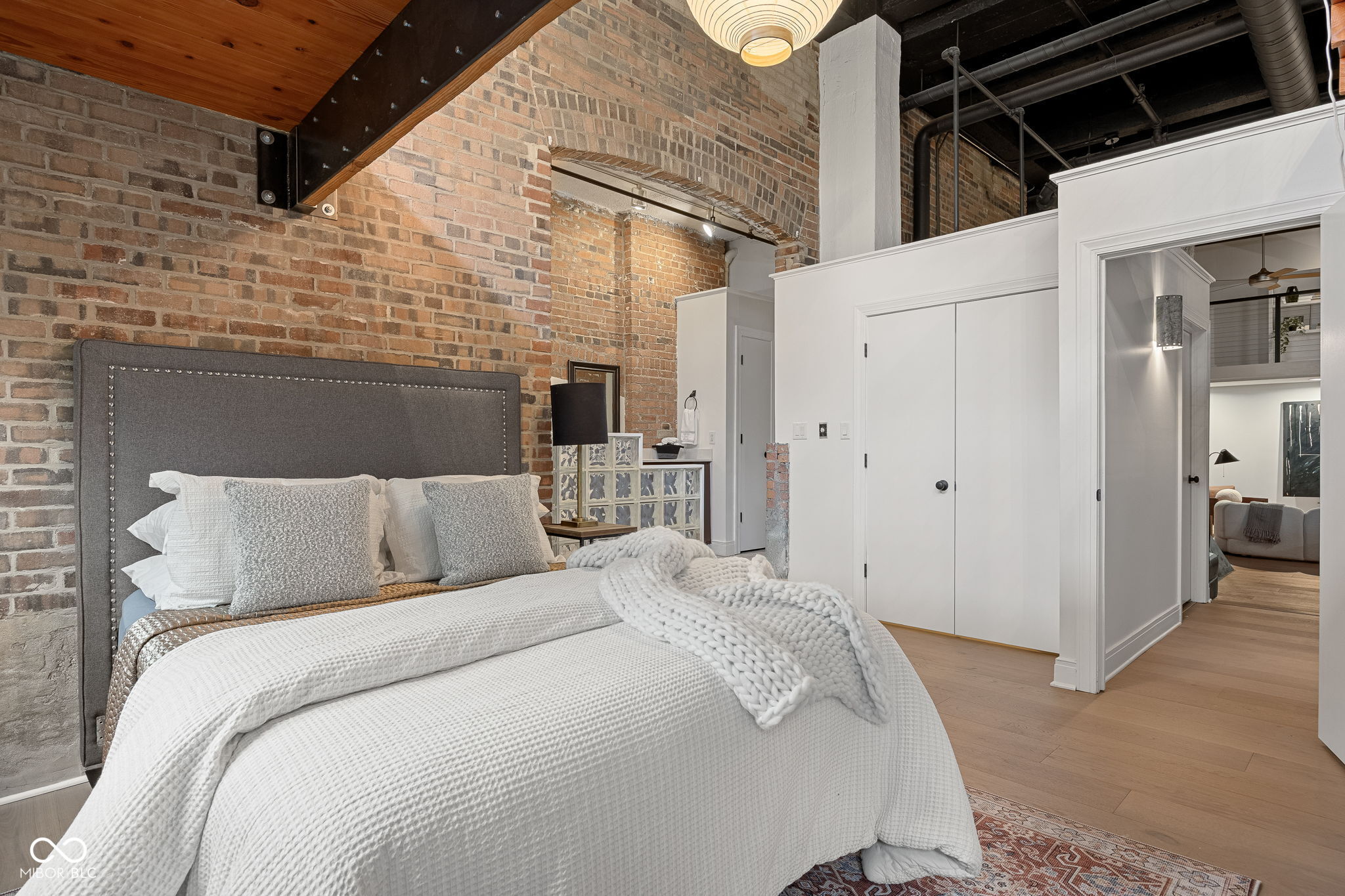 735 Lexington Avenue Unit: 11