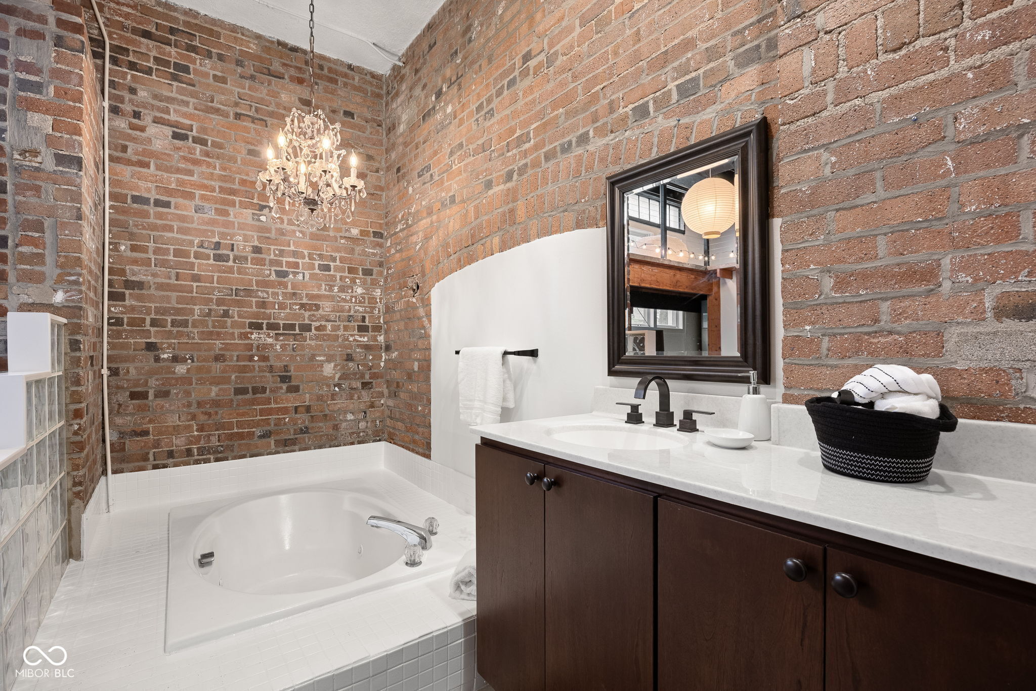 735 Lexington Avenue Unit: 11