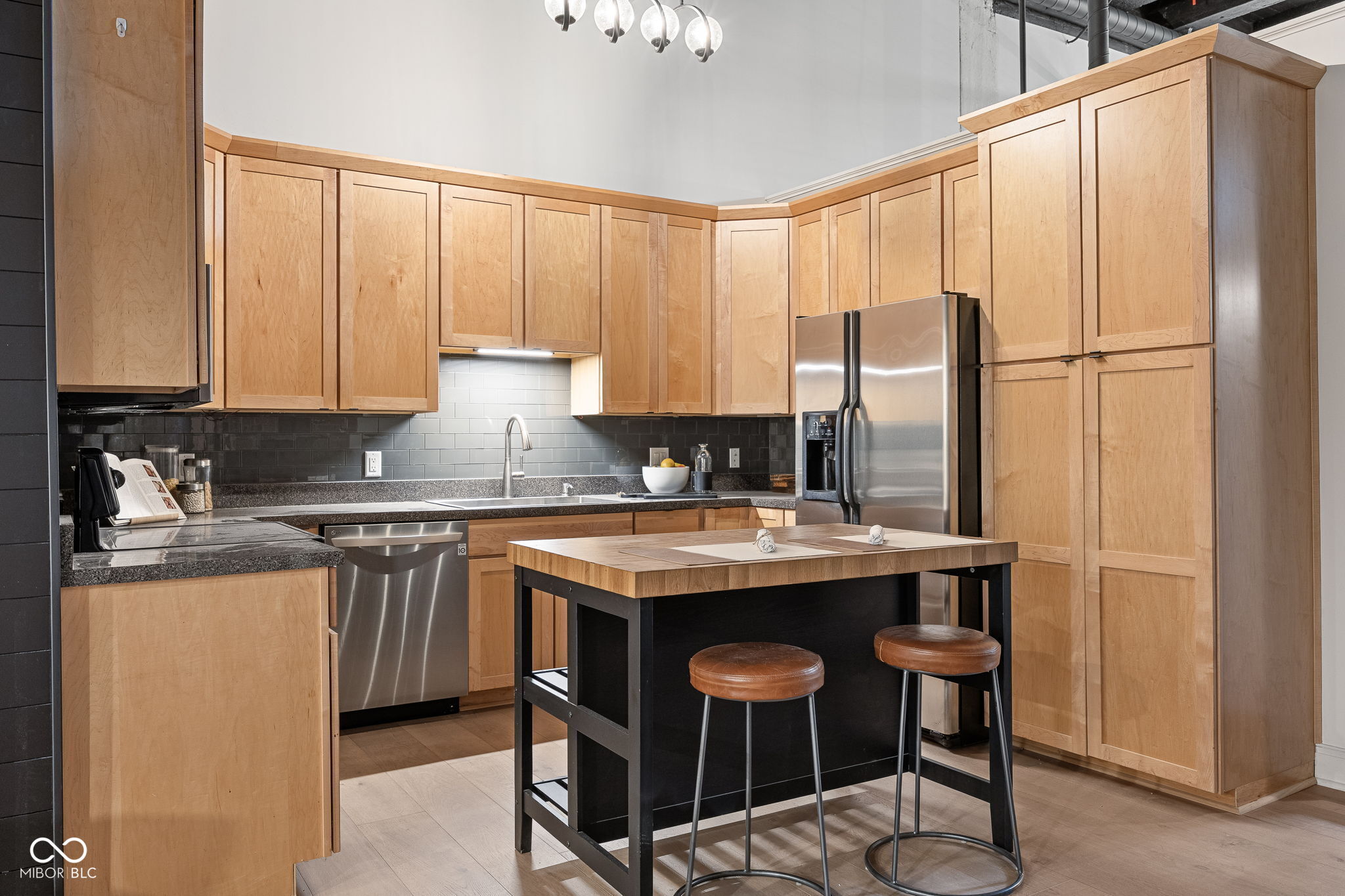 735 Lexington Avenue Unit: 11