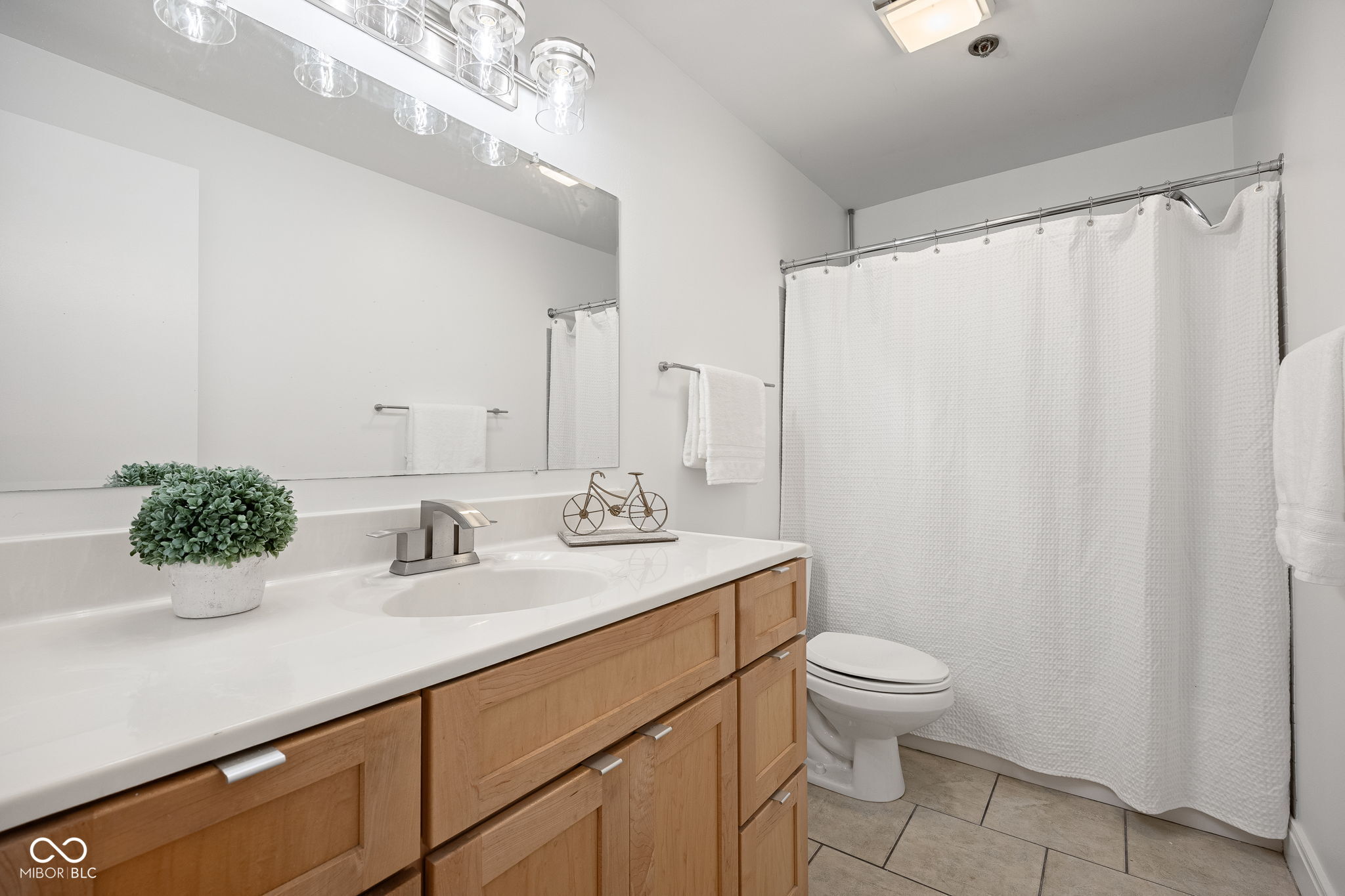 735 Lexington Avenue Unit: 11