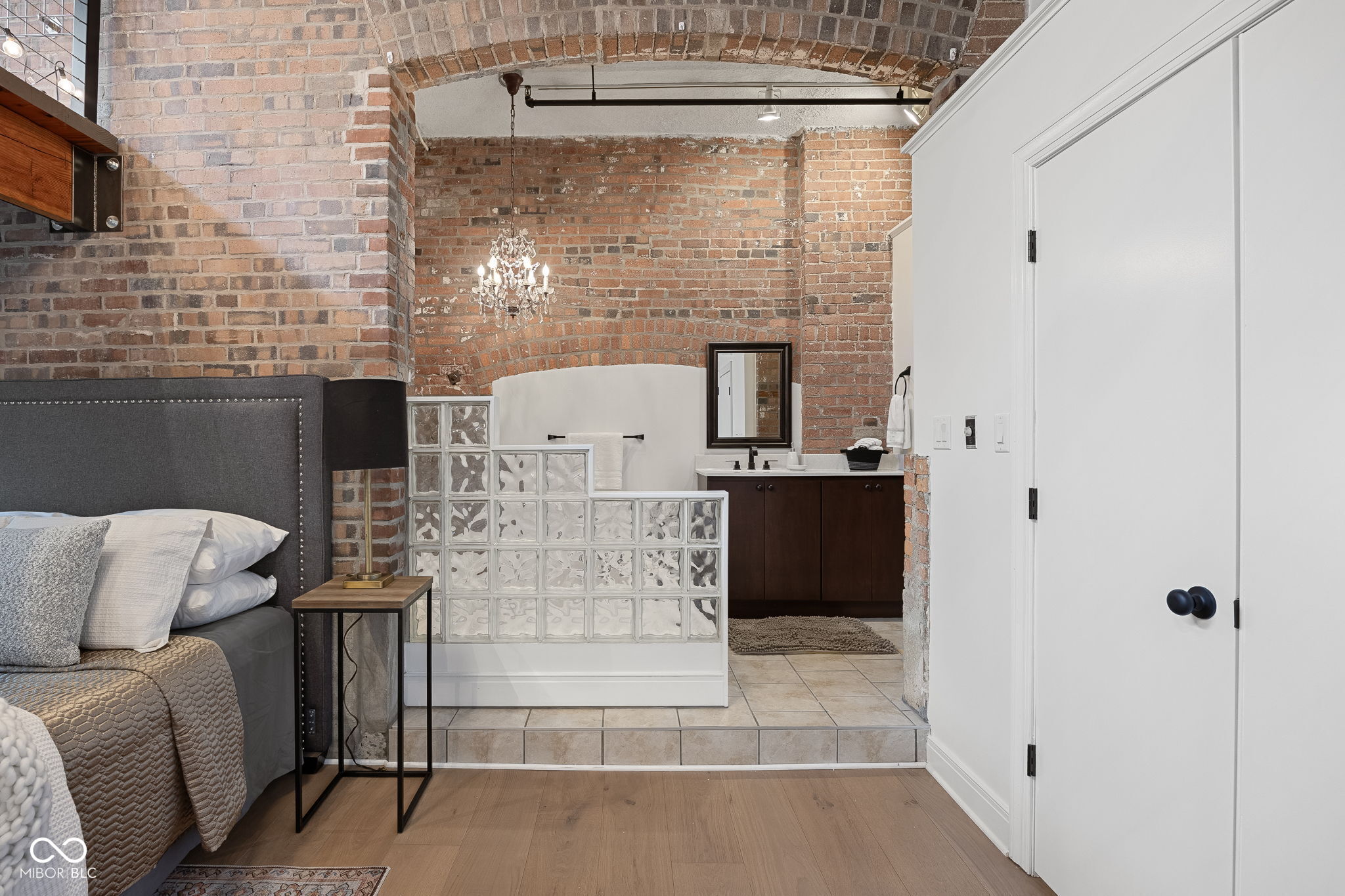 735 Lexington Avenue Unit: 11