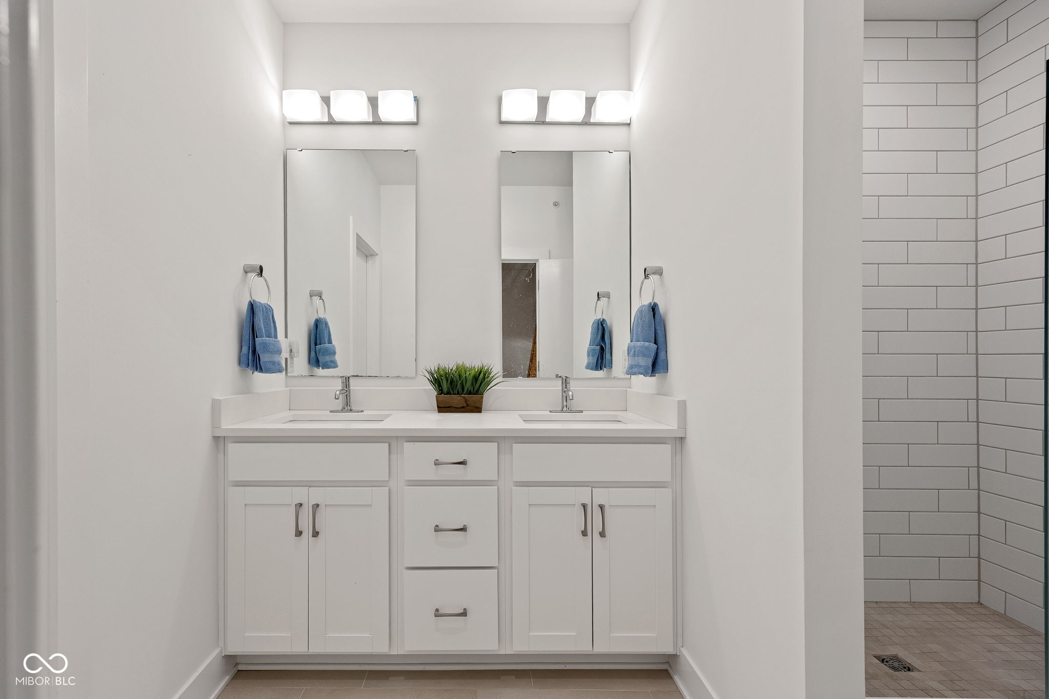727 N Illinois Street Unit: 204