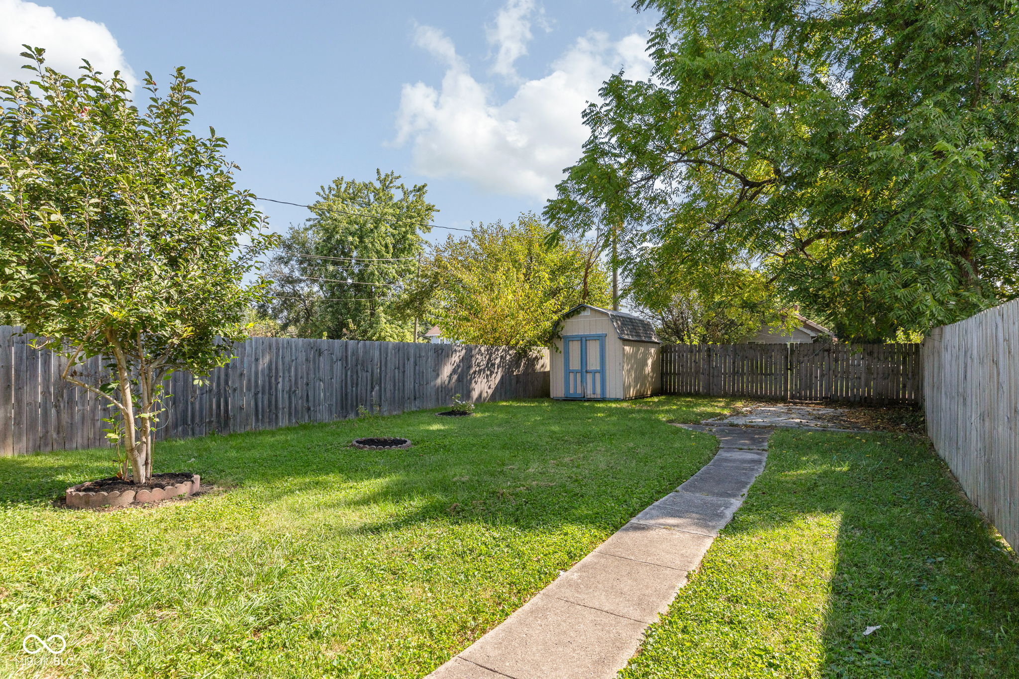 1521 N Gladstone Avenue