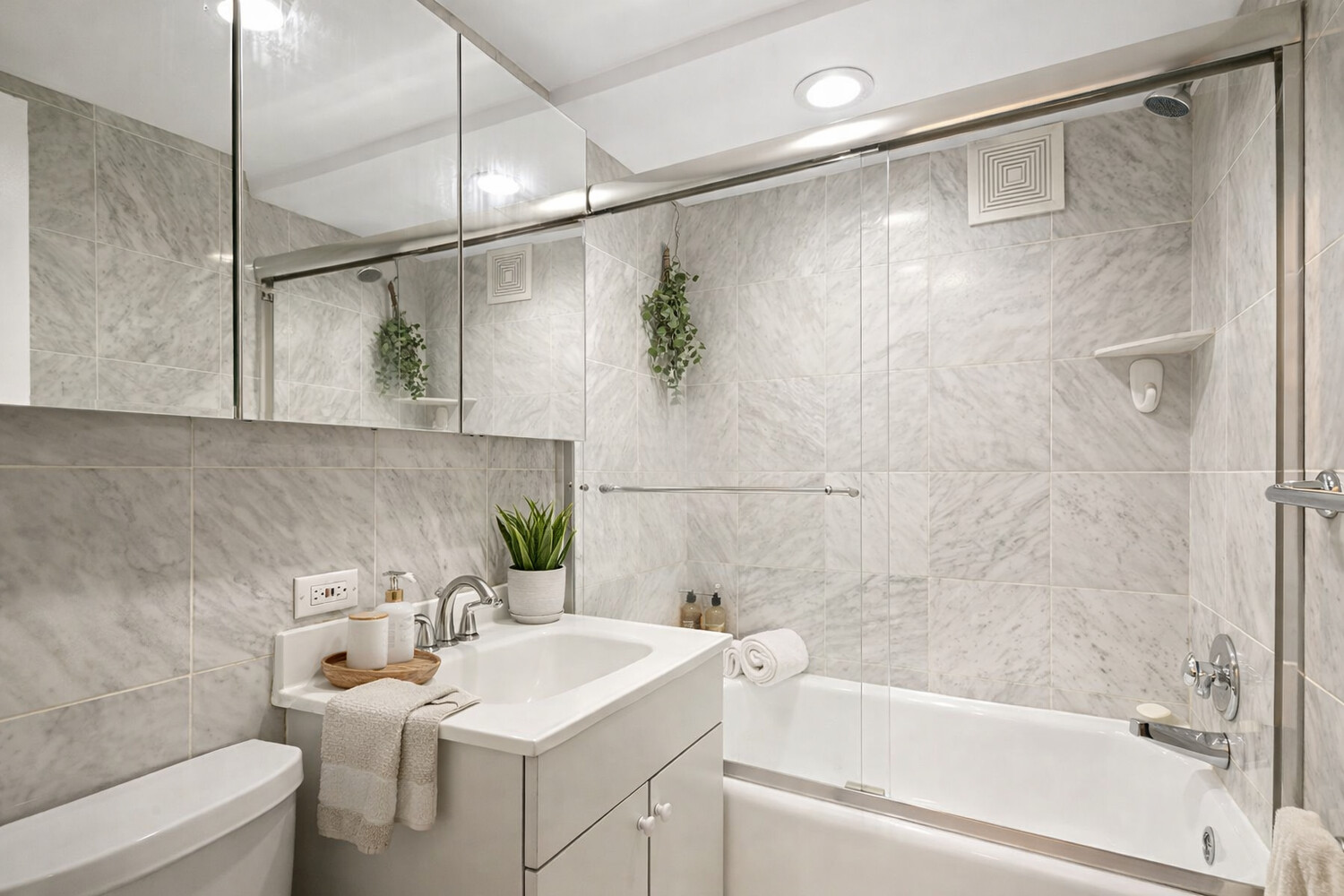 5 TUDOR CITY Place 1221