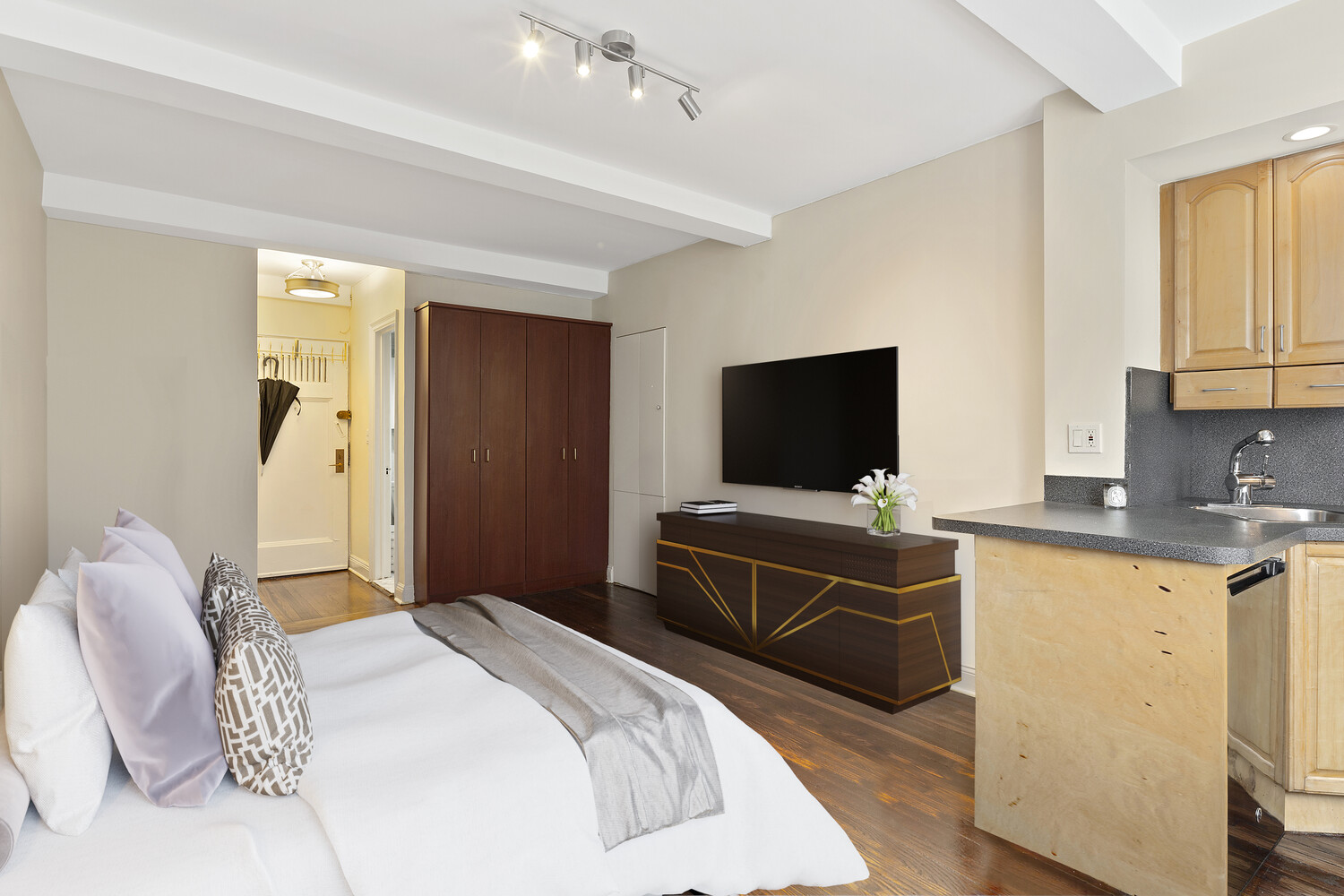 5 TUDOR CITY Place 1221