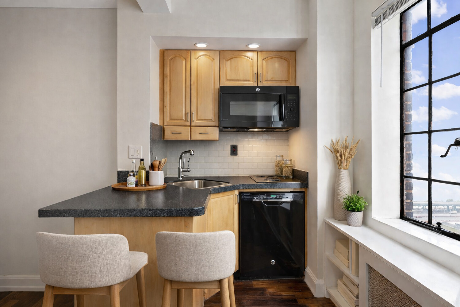 5 TUDOR CITY Place 1221