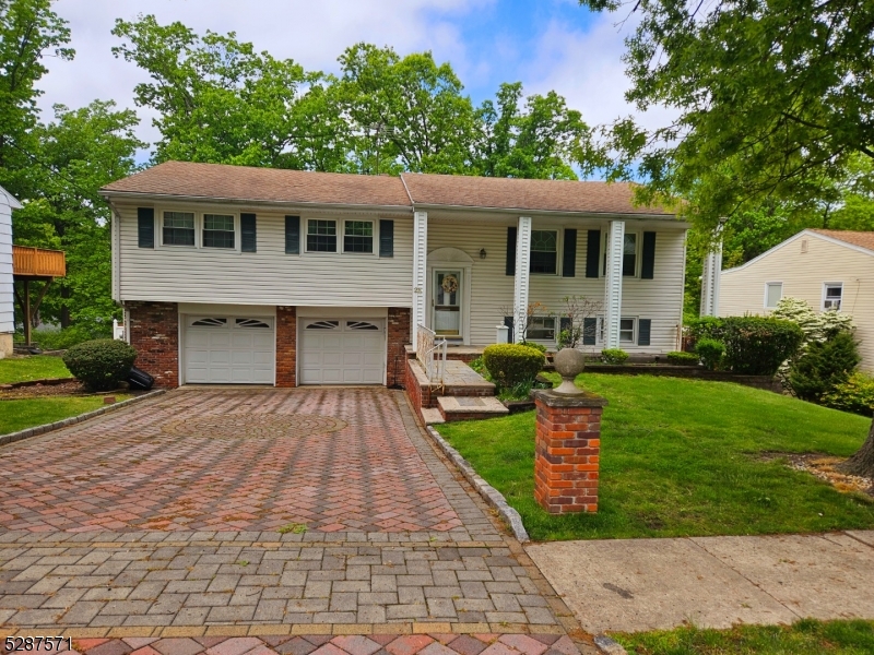 28 Colonial Woods Dr