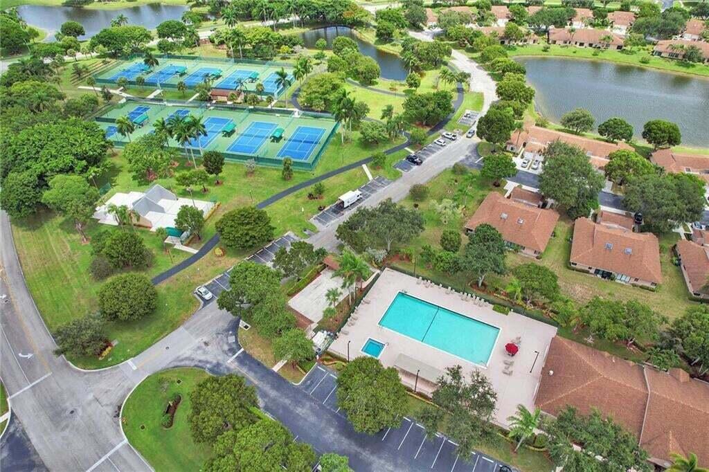 18611 Breezy Palm Way